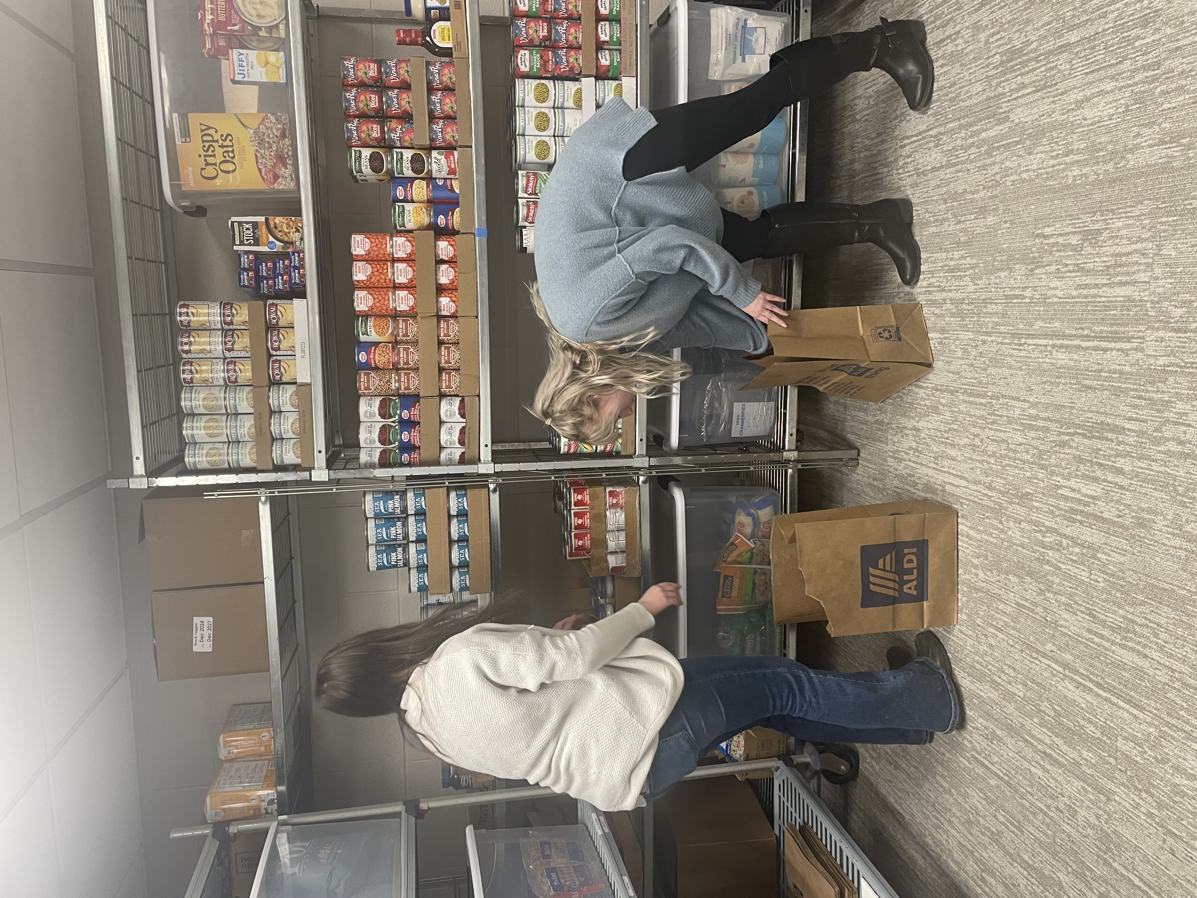 Students bagging food