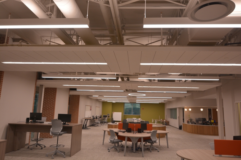 Founders Hall – Long, wide view of the Student Success Center seating area and open computer lab