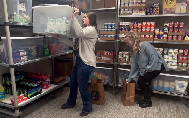 Students in Heck Market Pantry